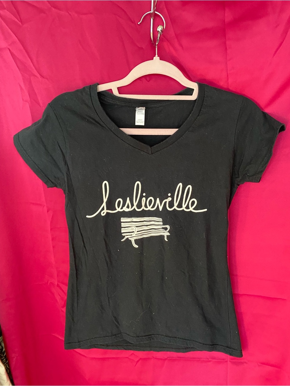 Leslieville Script Graphic V-Neck Tee - Black